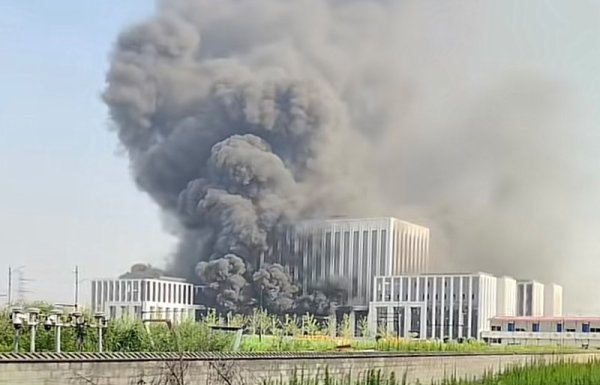线下配资公司 松江一在建工地起火 无人员伤亡